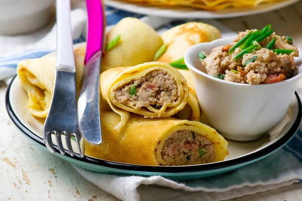 Blinis con carne forzata. focus selettivo — Foto Stock