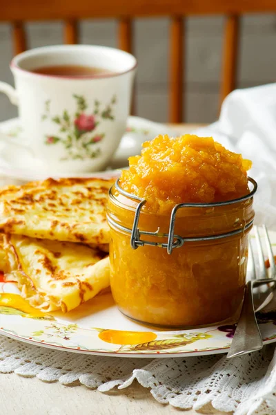 Sinaasappel en honing jam in glas jar.selective focus — Stockfoto