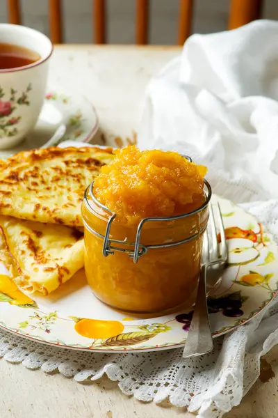 Apelsin och honung sylt i glas jar.selective fokus — Stockfoto