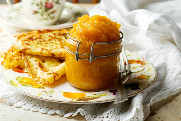 Confiture d'orange et de miel en verre jar.selective focus — Photo