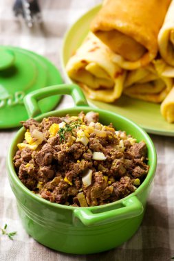 Seramik tabak içinde dolması karaciğer 