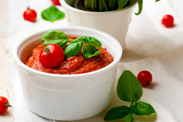 Salsa de tomate cherry tostado balsámico en el frasco de vidrio —  Fotos de Stock