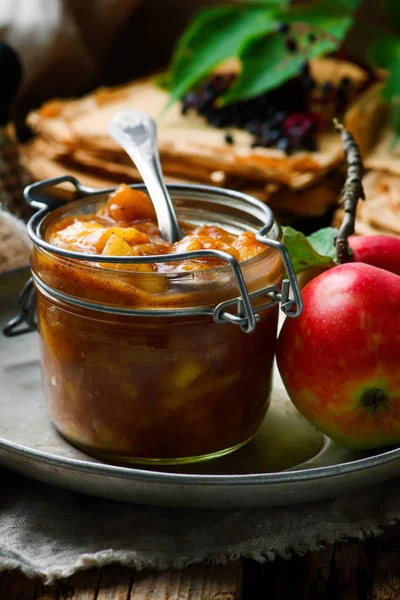 Ev yapımı karamel elma pasta dolgu