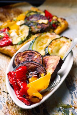 Kavrulmuş yaz sebze. Rustik tarzı. 
