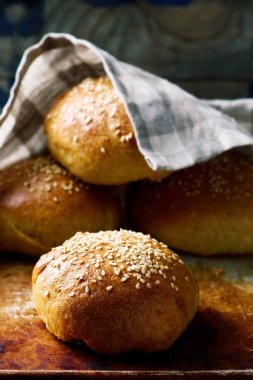 Ev yapımı yumuşak tam buğday Burger Buns... Rustik tarzı. 