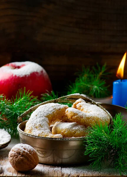 Galletas de vainilla navideñas sobre fondo rústico navideño — Foto de Stock