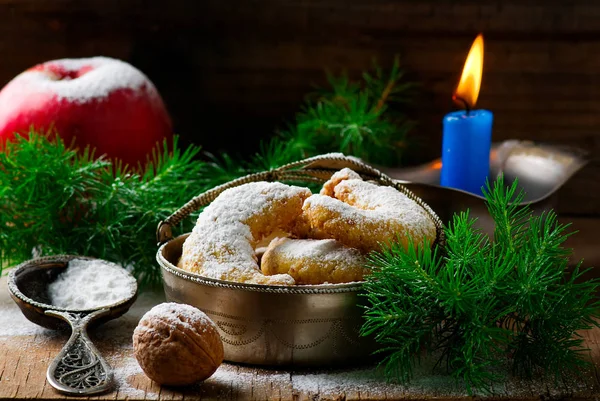 Рождественское ванильное печенье на деревенском фоне — стоковое фото