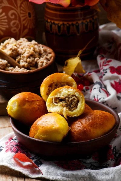 Hausgemachte Pirogi .traditionelles russisches Gebäck — Stockfoto