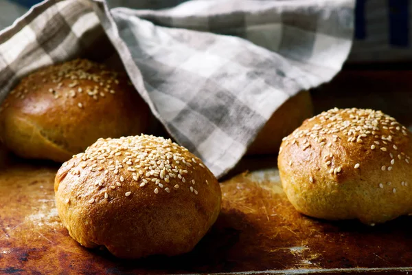 Ev yapımı yumuşak tam buğday Burger Buns... Rustik tarzı. 