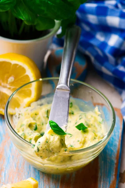 Mantequilla con albahaca y limón para sándwiches —  Fotos de Stock