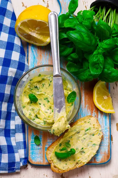 Smør med basilikum og sitron til smørbrød – stockfoto