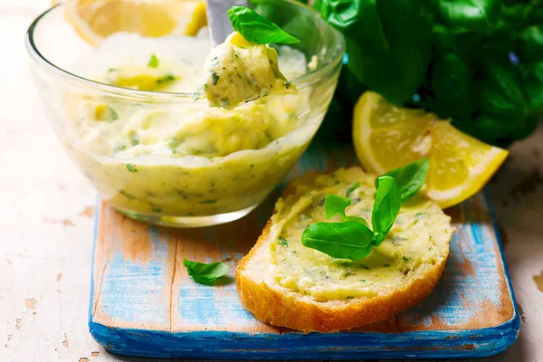 Pomazánková másla s bazalkou a citronem pro sendviče — Stock fotografie