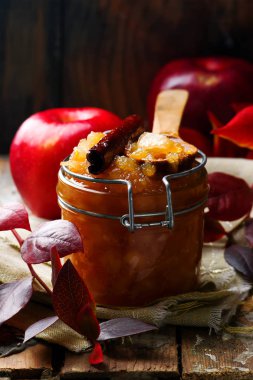 kahverengi şeker ve tarçın elma püresi.