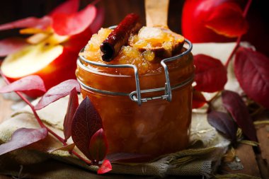 kahverengi şeker ve tarçın elma püresi.