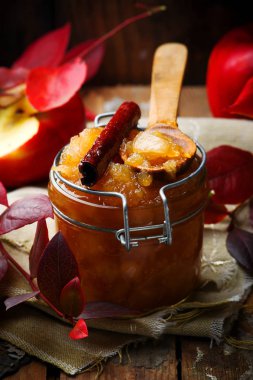 kahverengi şeker ve tarçın elma püresi.