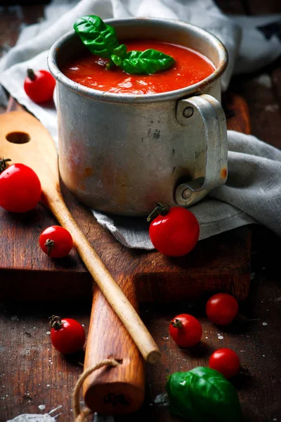 MARINARA SAUCE casera en el frasco de metal —  Fotos de Stock