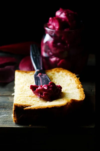 Schlagsahne Blaubeerbutter im Glas. — Stockfoto