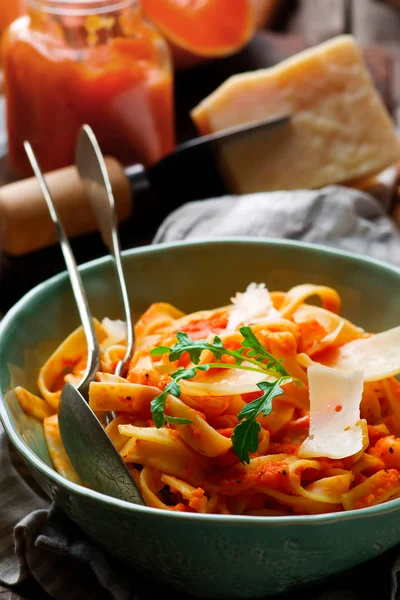 Alfredo pasta saus met pompoen, knoflook en Parmezaanse kaas .selective focus — Stockfoto