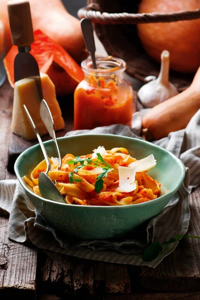 Alfredo pasta saus met pompoen, knoflook en Parmezaanse kaas .selective focus — Stockfoto