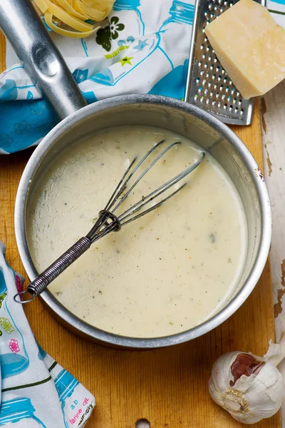 Domácí alfredo sauce.selective zaměření — Stock fotografie