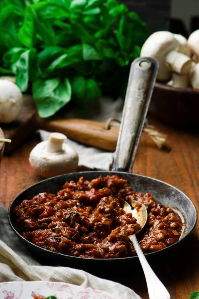 MUSHROOM y WALNUT SPICY BOLOGNESE —  Fotos de Stock