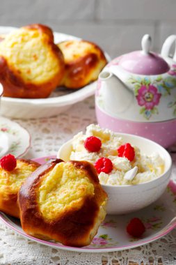 vatrushki, geleneksel Rus süzme peynir ile alır.