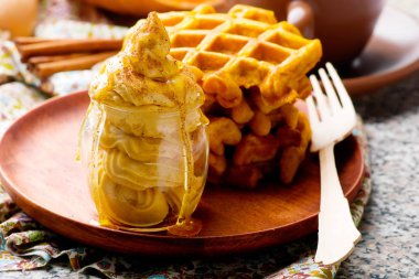 Kabak ballı tereyağı cam çırpılmış.
