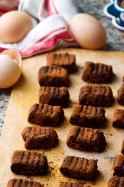 Ahşap board.style rustik üzerinde çikolata gnocci.