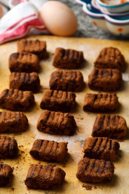 Ahşap board.style rustik üzerinde çikolata gnocci.