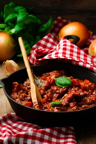 Ragout met vlees en groenten in een koekenpan. rustieke stijl . — Stockfoto