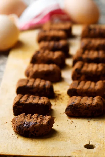 Choklad gnocci på trä board.style rustik. — Stockfoto