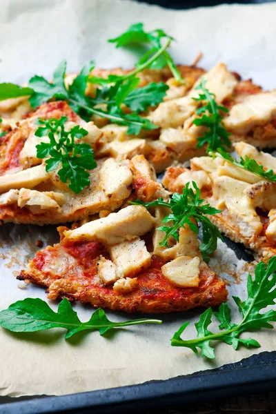 BBQ Chicken Blumenkohl Kruste Pizza.. Draufsicht. Selektiver Fokus — Stockfoto