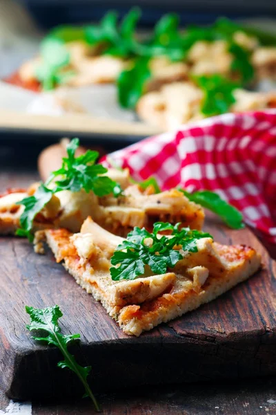 BBQ Chicken Blumenkohl Kruste Pizza.. Draufsicht. Selektiver Fokus — Stockfoto