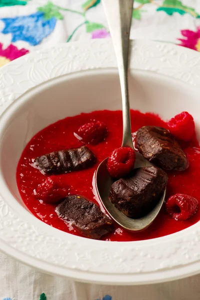 Gnocci au chocolat avec sauce aux framboises.style vintage . — Photo