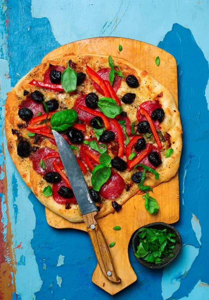 Mediterran gebratener roter Pfeffer pizza.top view. Selektiver Fokus — Stockfoto
