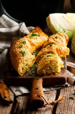 Lahana strudel. rustik style.selective odak. 