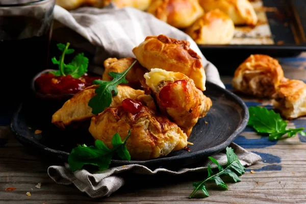 Cheesy marken nötkött empanadas... rustik stil — Stockfoto