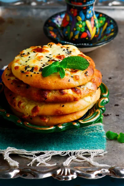 Arabiskt platt bröd, med ost, kött och grönsaker. — Stockfoto