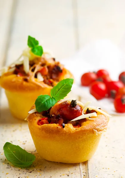 Salsa bolognese di muffin alla pizza. focus selettivo — Foto Stock