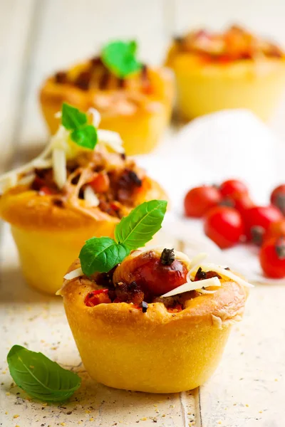 Pizza muffins bolognese saus. selectieve aandacht — Stockfoto