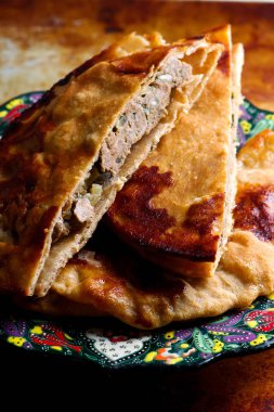 Arap düz ekmek, peynir, et ve sebze ile. 