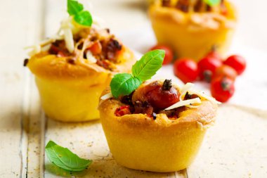 Pizza çörekler bolognese sosu. seçici odak