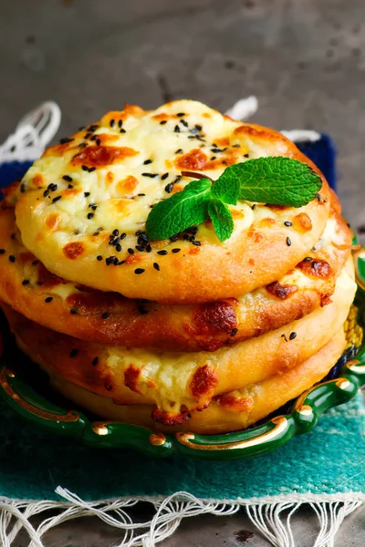 Arabiskt platt bröd, med ost, kött och grönsaker. — Stockfoto