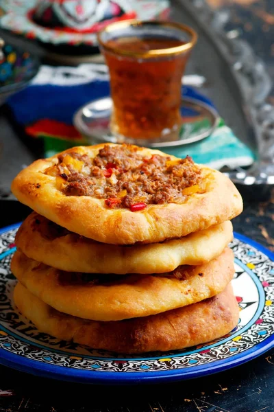 Pão chato árabe, com queijo, carne e legumes . — Fotografia de Stock