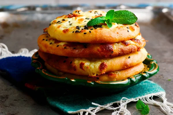 Arabiskt platt bröd, med ost, kött och grönsaker. — Stockfoto