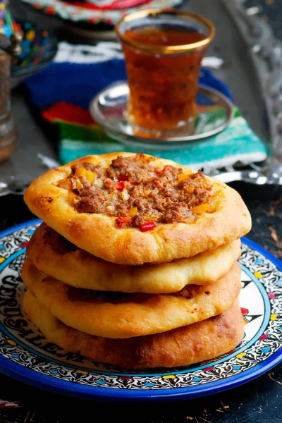 Pão chato árabe, com queijo, carne e legumes . — Fotografia de Stock