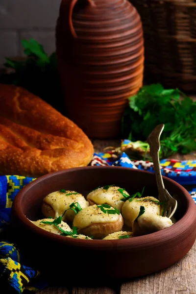 Печёный гриб с сыром. Грузинская кухня. стиль rustic . — стоковое фото