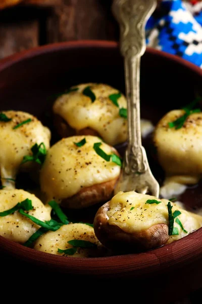 Gebakken paddestoelen met kaas. Georgische keuken. rustieke stijl. — Stockfoto