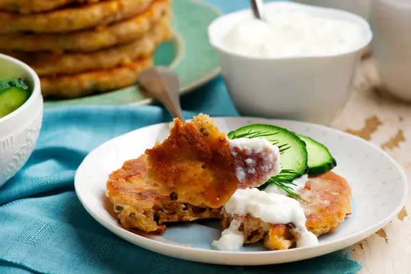 Kyckling och ost platt bröd... rustik stil — Stockfoto