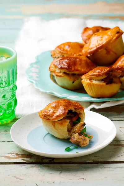 Mini kyckling, sherry och ört pies.style rustik — Stockfoto